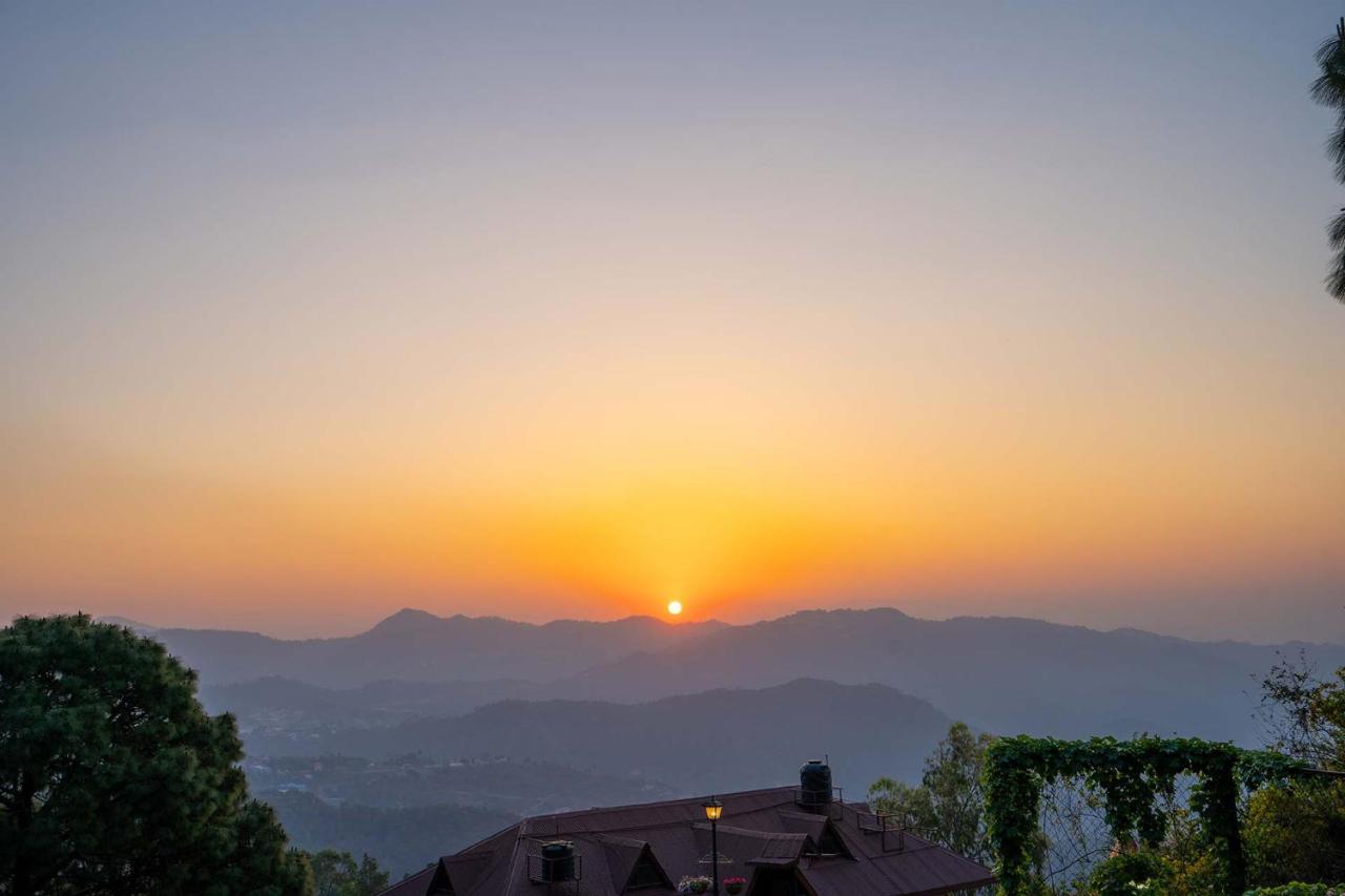 Stayvista At Floradale W Jacuzzi & Wood-Fire Pizza Kasauli Exterior foto