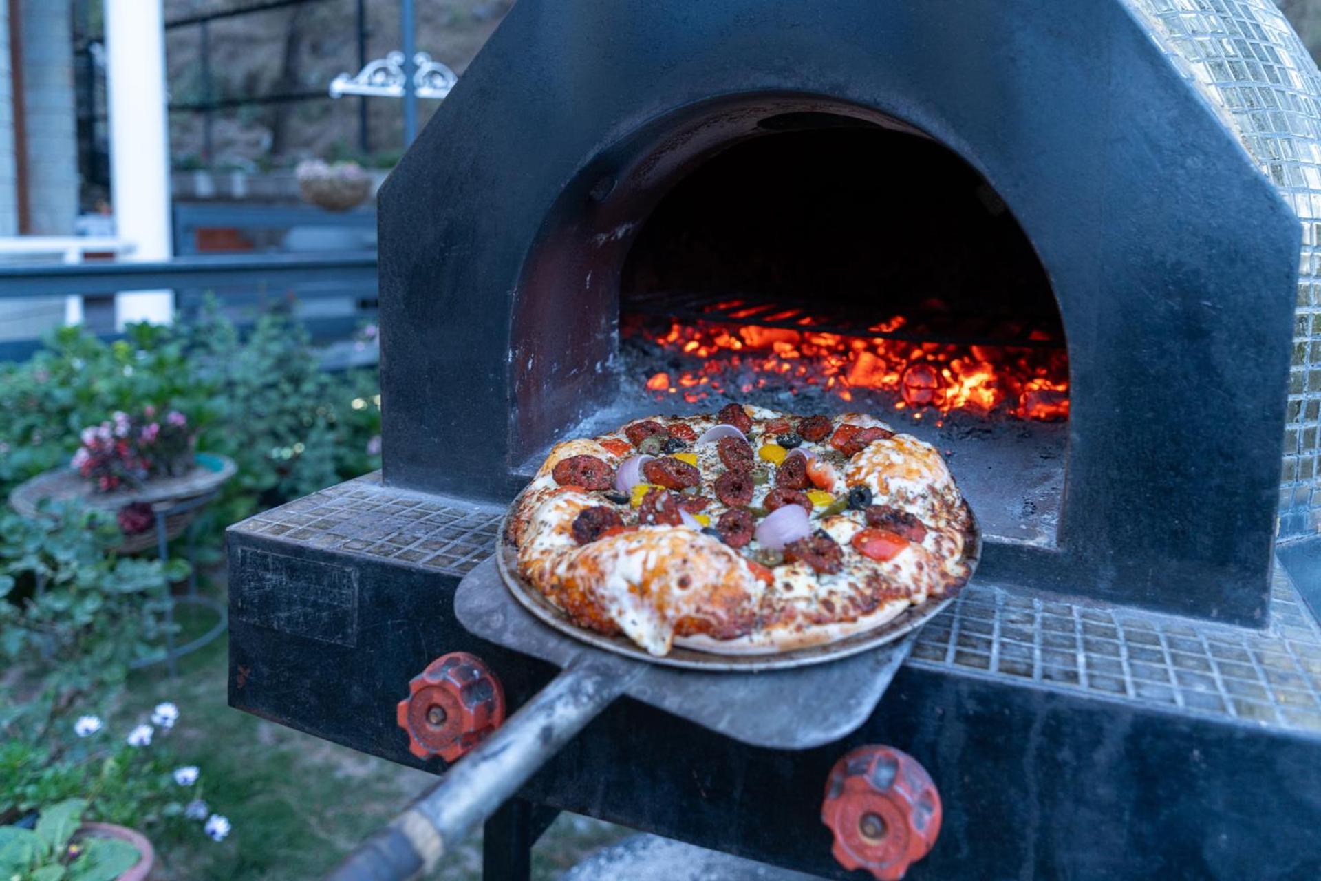 Stayvista At Floradale W Jacuzzi & Wood-Fire Pizza Kasauli Exterior foto